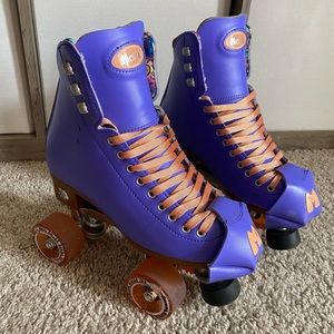 LIKE NEW Moxi Beach Bunny quad roller skates